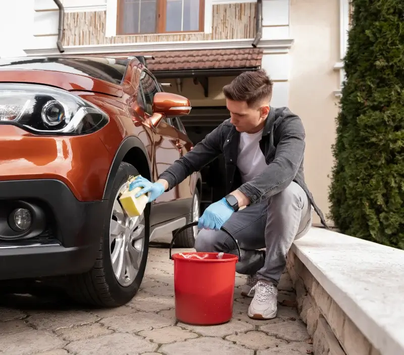 Lavage auto à domicile Puilacher : professionnel intervenant sur un véhicule